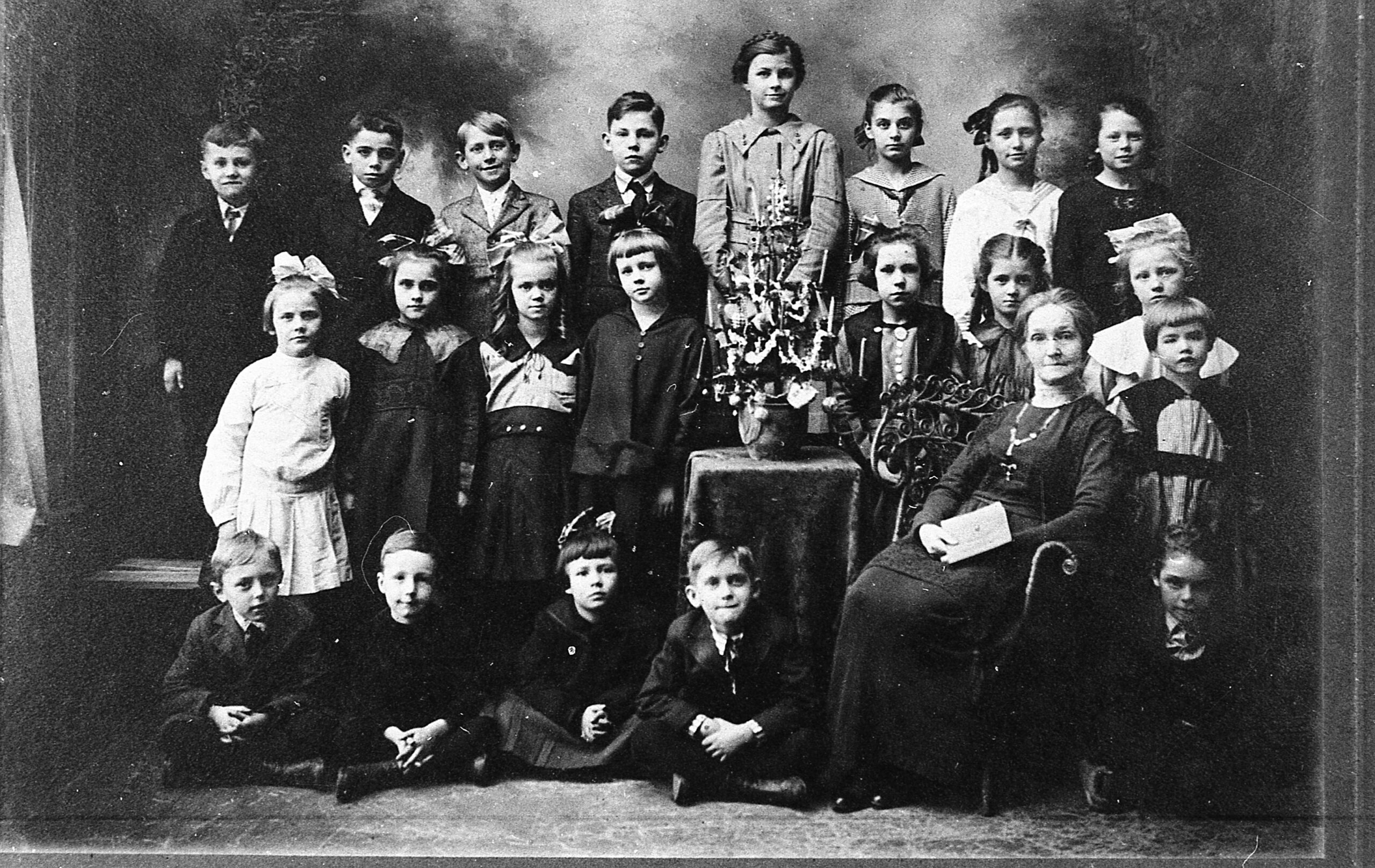 Margaret Gardner and one of her private Kindergarten classes